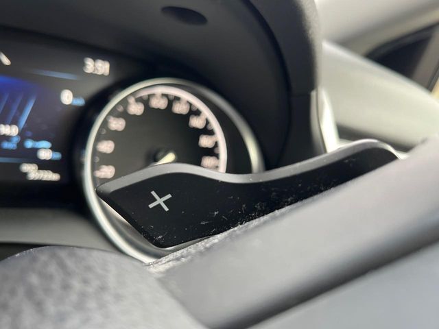 【パドルシフト】ハンドルから手を離さずに素早くシフトアップ＆ダウンができるので、エンジンブレーキを使う下り坂や高速道路の合流で加速したい場面で役立ちます。