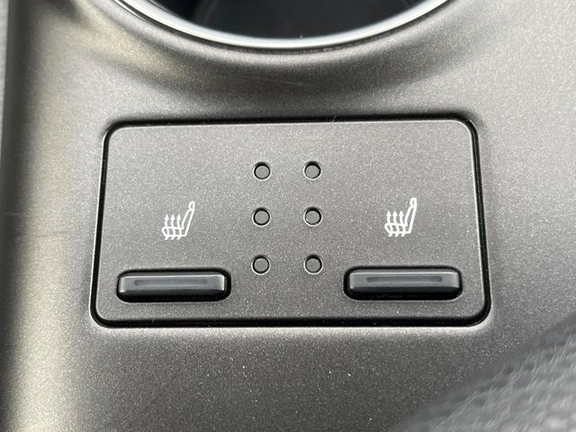【シートヒーター】寒い日に重宝するシートヒーター！エアコンより早く温まってくれるので寒がりの人も安心ですね♪エアコンの温風は乾燥するから苦手、という方にもをおすすめです。