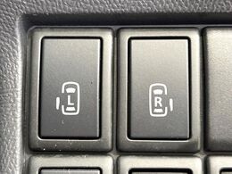 【両側パワースライドドア】スマートキーや運転席のスイッチで後席両側スライドドアの開閉が可能♪電動だから力を入れてドアを開ける必要が無く、小さなお子様でも簡単に開け閉めでき快適です♪