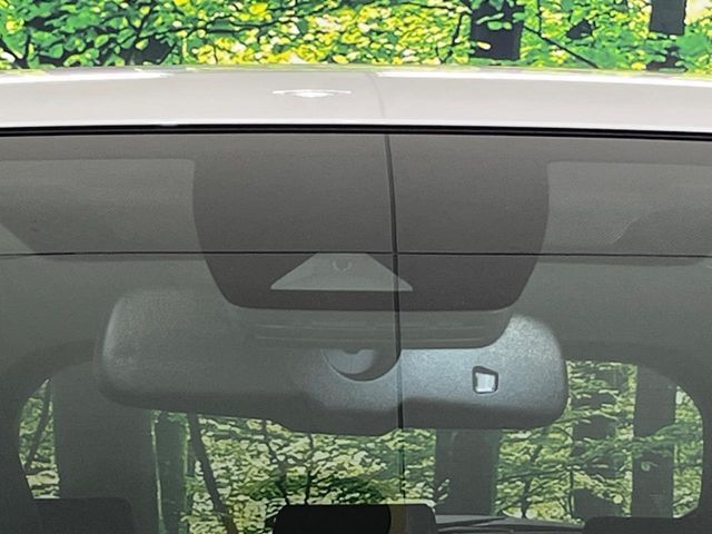 【トヨタセーフティセンス】走行中に前方の車両等を認識し、衝突しそうな時は警報とブレーキで衝突回避と被害軽減をアシスト。より安全にドライブをお楽しみいただけます。