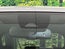 【トヨタセーフティセンス】走行中に前方の車両等を認識し、衝突しそうな時は警報とブレーキで衝突回避と被害軽減をアシスト。より安全にドライブをお楽しみいただけます。
