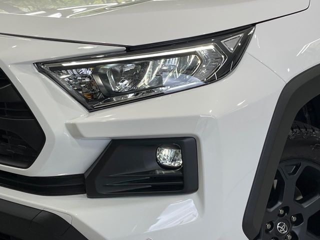 【LEDヘッドライト】悪天候や夜間走行時も良好な視界を確保し安心して運転できる高輝度LEDヘッドライトを装備！点灯速度が早く、消費電力も抑えられています。