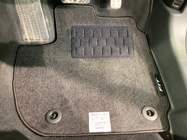 新品の純正フロアマット付きです。ドライブの際に気分良く乗って頂けます。