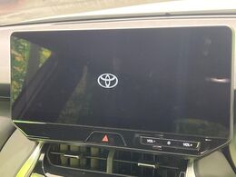 【12.3インチディスプレイオーディオ】スマートフォンと連携が可能な大画面ディスプレイオーディオです。スマートフォンのナビ機能を使用したり、Bluetooth接続で音楽もお楽しみいただけます！