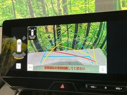 【バックカメラ】駐車時に後方がリアルタイム映像で確認できます。大型商業施設や立体駐車場での駐車時や、夜間のバック時に大活躍！運転スキルに関わらず、今や必須となった装備のひとつです！