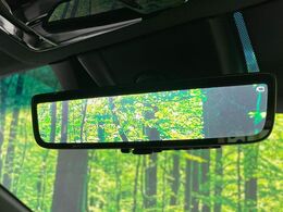 【デジタルインナーミラー】後席の大きな荷物や同乗者で後方が確認しづらい時でも安心！カメラが撮影した車両後方の映像をルームミラー内に表示。クリアな視界で状況の確認が可能です！