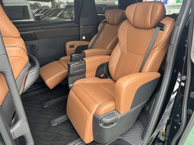 ★5年間新車保障★初度登録から5年間の新車保証が含まれています。長期間、安心してお乗り頂けます！保障費用は支払総額に含まれています！遠方のお客様は保証継承後、お近くのディーラーにて保証が受けられます！