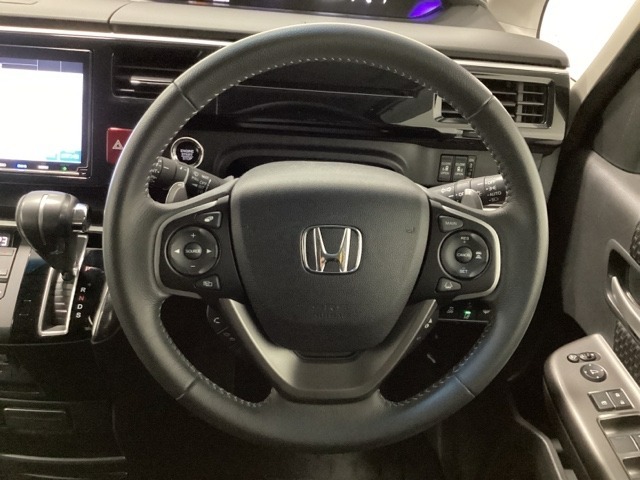 ハンドルにHondaセンシング系のクルーズコントロールやレーンキープアシストなどのスイッチと、オーディオの操作スイッチが装備されています。ハンドルから手を離さず安全に操作できます。