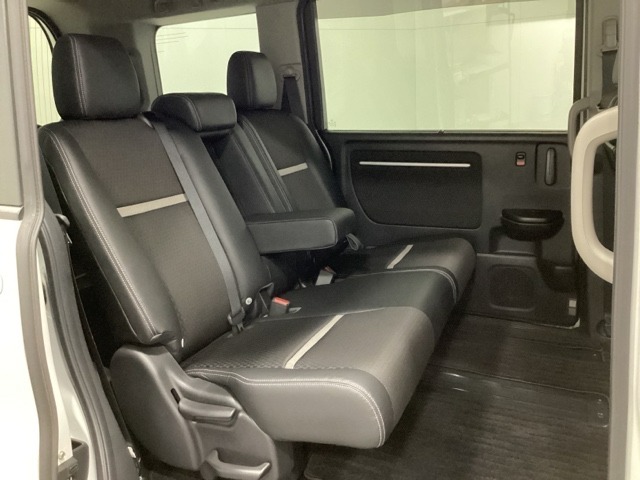 2列目シートは背もたれの角度調節ができるベンチシートになっております。長距離運転になってもゆったりとできるようにアームレストがついてます。