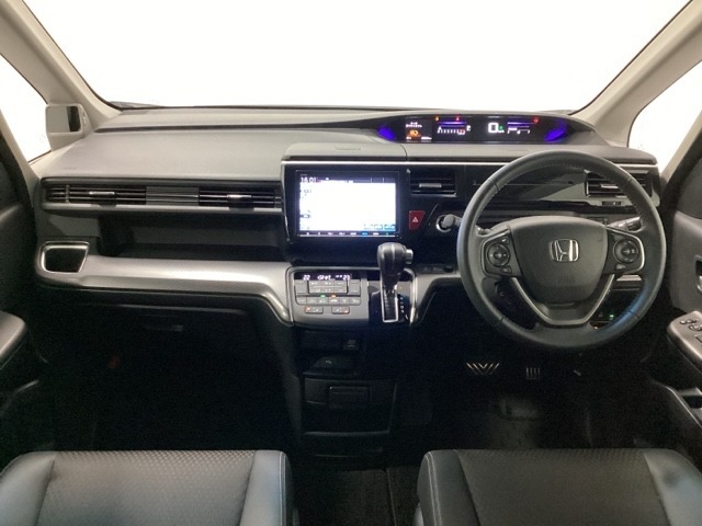 車内は光触媒抗菌消臭施工済です。スタイリッシュなデザインでスポーティなインパネ周りを演出します。グローブボックスやカップホルダーのほかにトレーなどたくさんの収納スペースが付いています。