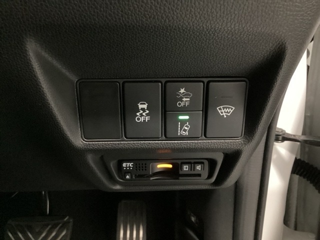 Hondaセンシング用の、VSA解除とレーンキープアシストシステムのメインスイッチなどはハンドルの右側に装備しています。その下にETCがついています。高速道路の料金所の通過も楽々です。