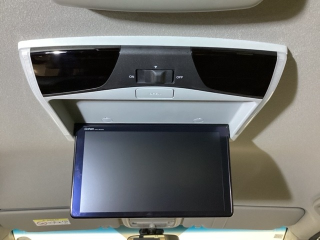 天井にリア席モニターが付いています。ナビゲーションで再生しているDVD等の映像を、後部座席の方にご覧いただくことができます。お子様にも大人気です。