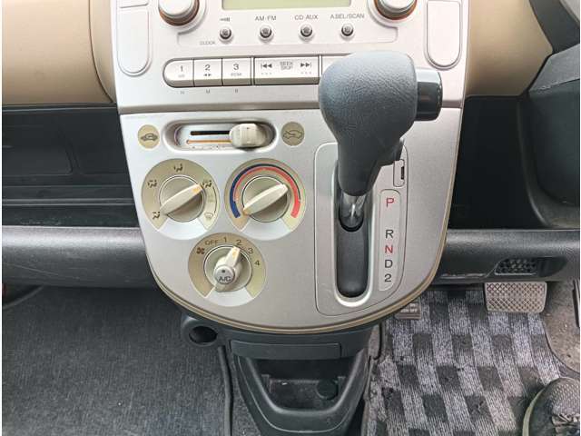 シフトレバーになります。