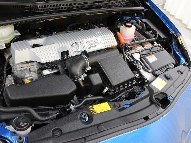 2ZR-FXE型 1.8L 直4 DOHCエンジンと3JM型 交流同期電動機のハイブリッドシステム搭載、FF駆動です。