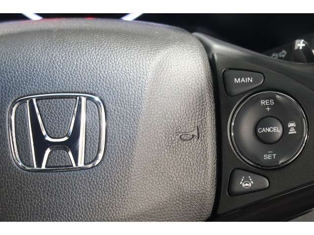 Hondaセンシングの機能のひとつ、アダプティブクルーズコントロール付！アクセルから足を離しても設定したスピードと前車との車間を保ち走行してくれます！車線維持もアシスト☆高速道路で疲労軽減ですね☆