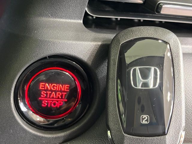 【Hondaスマートキー】カバンやポケットに入れたままでもドアの施錠・解錠が可能なスマートキーを装備。エンジンのオン・オフ時もカギを取り出す必要が無いからとっても便利です♪