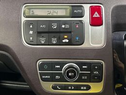 【オートエアコン】一度お好みの温度に設定すれば、車内の温度を検知し風量や温度を自動で調整。暑い…寒い…と何度もスイッチ操作をする必要はありません。快適な車内空間には必須の機能ですね♪