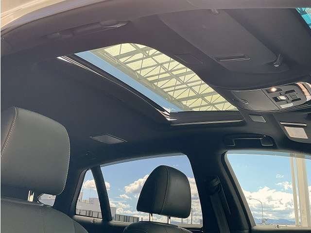 ■チルトアップ機構付き電動ガラスムーンルーフ/スイッチにより、好きな広さに開閉できます！
