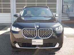 アダプティブLEDヘッドライト：コーナーに進入した際、ヘッドライトの角度を自動制御し、車が曲がる方向を照射して安全性を高めます