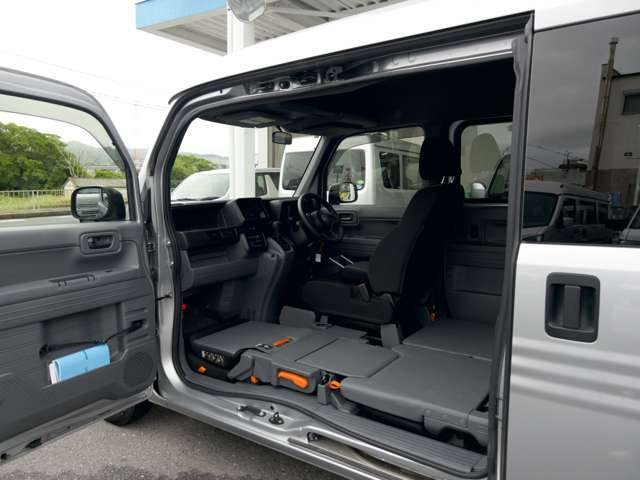 助手席側は柱のないセンタータンクレイアウト仕様で、荷物の出し入れがしやすくなっております♪