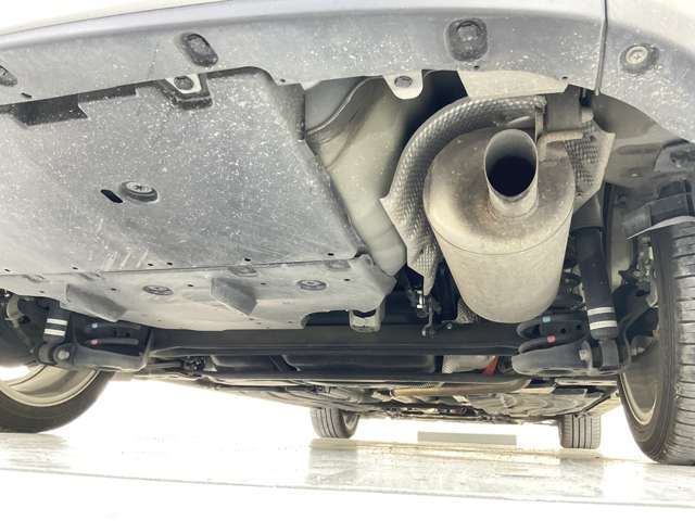 中古車だと気になる足廻り＆下廻り・・・ご覧の通り状態良好◎沿岸部や降雪地にお住まいのお客様もご安心ください♪