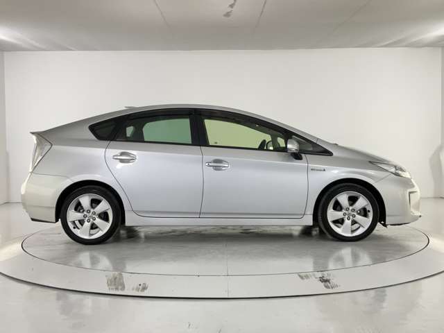 中古車でもスタンダードになりつつある【ボディーコーティング】当店自慢の専門スタッフによる異物除去・磨きと下地作りから施工する親水ガラスコーティングプランもご用意してます◎