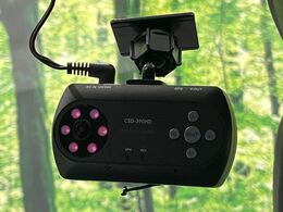 【ドライブレコーダー】安心・安全なカーライフに必須のドライブレコーダーを装備！走行中はもちろん、あおり運転や事故に遭遇した際の状況も映像で記録し、万一のリスクに備えます。