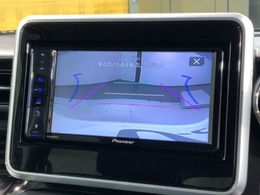 リバースギアに入れるだけで後方の表示へ切り替わります。夜間や雨の日の駐車も楽になりますよ。
