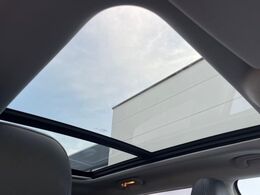 ●サンルーフ：開放感たっぷりの希少装備、サンルーフが装着されています！車内に明かりを取り入れたり景色を楽しむ以外にも、車内の空気も簡単に換気できて快適です！