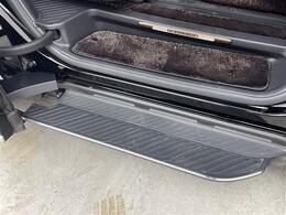 【ユニバーサルステップ】メーカーオプションのユニバーサルステップが左右に！車の乗り降りが非常に快適になります！