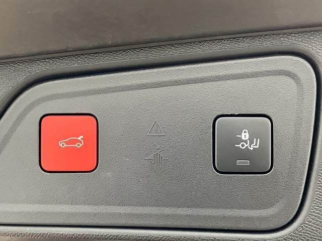 高級車にはお馴染みの【電動リアゲート】搭載。