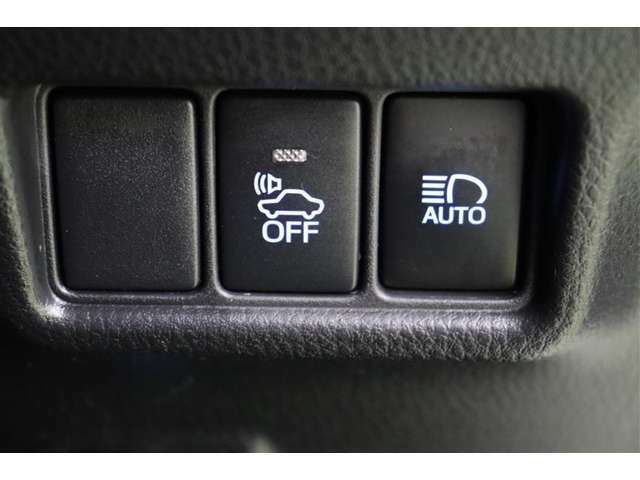 車にOFFマークのボタンは、車の接近を音で知らせる車両接近通報装置の切替えボタンです。早朝に出かける時や深夜の帰宅など、静かに走りたい時などはオフできます。（通常は安全のためにオフしないで下さいね）