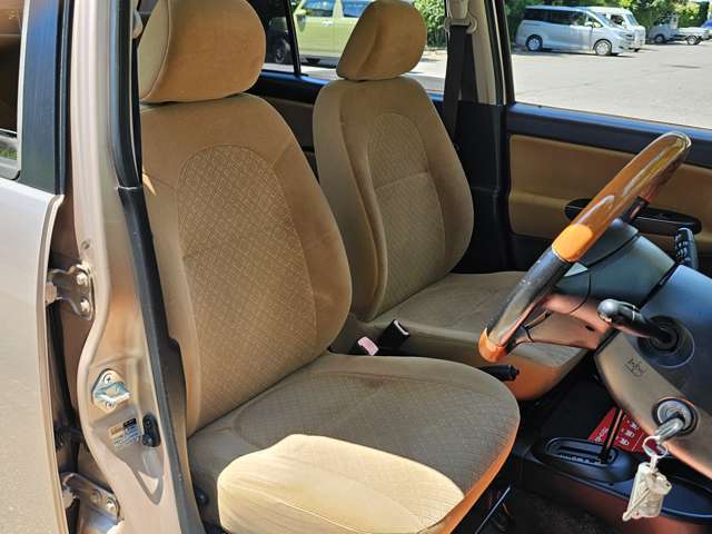 使用頻度の高い運転席・助手席シートは、ご覧のとおり状態良好！でございます。その他、気になる臭いやほつれもございません♪