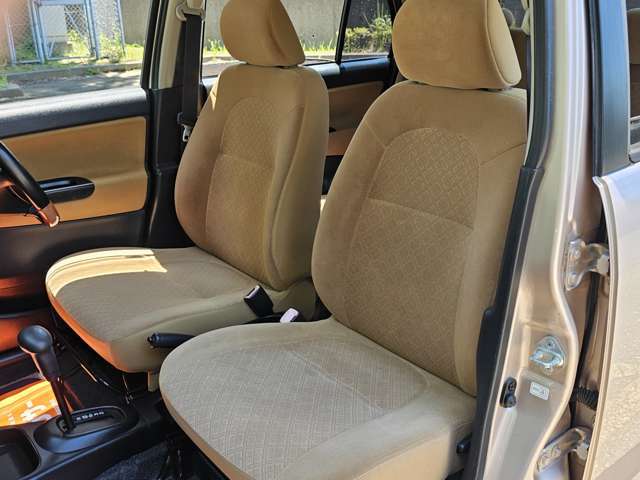 使用頻度の高い運転席・助手席シートは、ご覧のとおり状態良好！でございます。その他、気になる臭いやほつれもございません♪