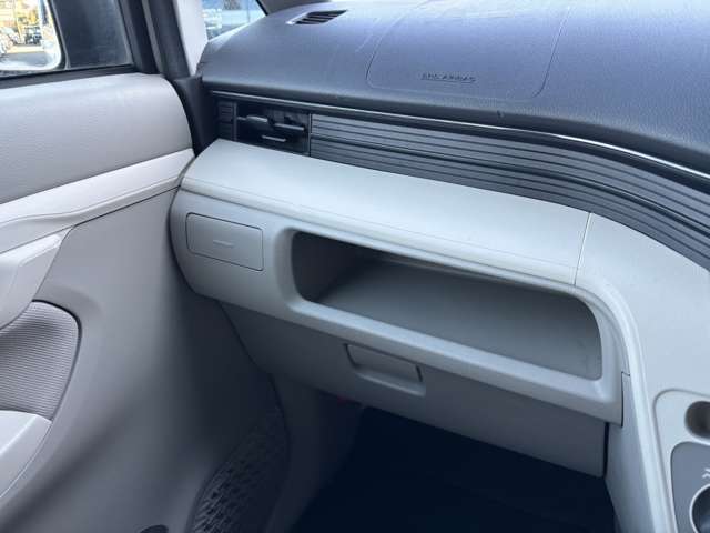 収納ボックスは助手席側にあり取り出しもラクラクです！！