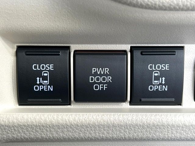 【両側パワースライドドア】スマートキーや運転席のスイッチで後席両側スライドドアの開閉が可能♪電動だから力を入れてドアを開ける必要が無く、小さなお子様でも簡単に開け閉めでき快適です♪