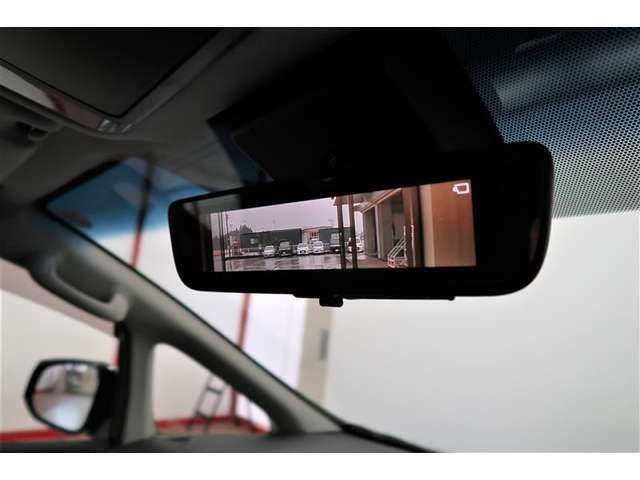 デジタルインナーミラーにて、車両後方の映像を表示しております。後席に同乗の方やお荷物、リヤガラスの雨露や積雪に遮られえることなく、安全運転の一役を担ってくれます。鏡面モードへの切替もワンタッチです♪