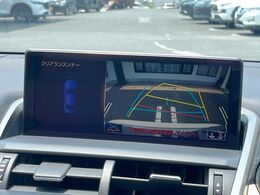 【サイド＆バックカメラ】停車・駐車時に死角になりがちな運転席から見えづらいサイドとリアの障害物を確認できます！雨天時や夜間などは特に活躍してくれるアイテムです。