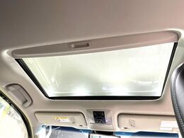【サンルーフ】開放感たっぷりの希少装備、サンルーフが装着されています！車内に明かりを取り入れたり景色を楽しむ以外にも、車内の空気も簡単に換気できて快適です！