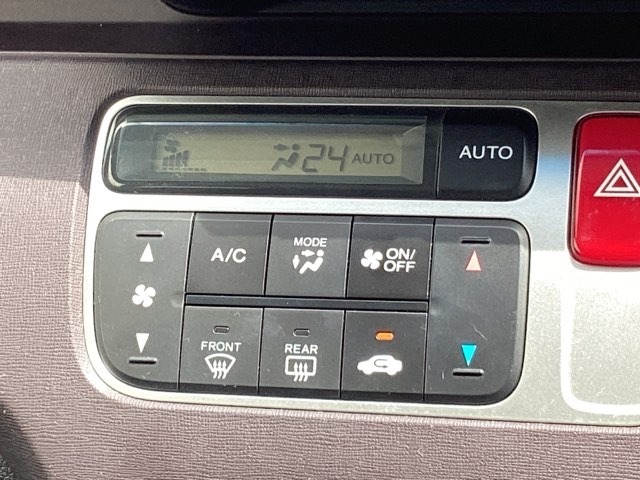 フルオートエアコンなので、スイッチ1つでオールシーズン快適温度に設定する事が出来ます。