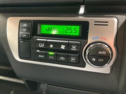 【オートエアコン】一度お好みの温度に設定すれば、車内の温度を検知し風量や温度を自動で調整。暑い…寒い…と何度もスイッチ操作をする必要はありません。快適な車内空間には必須の機能ですね♪