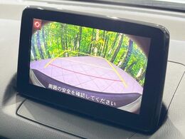 【バックカメラ】駐車時に後方がリアルタイム映像で確認できます。大型商業施設や立体駐車場での駐車時や、夜間のバック時に大活躍！運転スキルに関わらず、今や必須となった装備のひとつです！