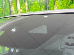 【スマートブレーキサポート】走行中に前方の車両等を認識し、衝突しそうな時は警報とブレーキで衝突回避と被害軽減をアシスト。より安全にドライブをお楽しみいただけます。