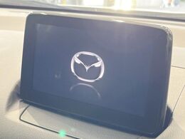【マツダコネクトナビ】車内の雰囲気にマッチした一体型タイプのナビ。各種車輌設定やBluetooth再生等、様々な機能が楽しめます。直感的なダイヤル操作が可能で、使い勝手も良好です。