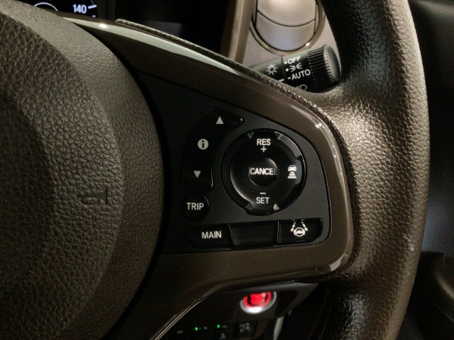 【アダプティブ・クルーズ・コントロール】予め設定した車速内でクルマが自動的に加減速。 前走車との適切な車間距離を維持しながら追従走行し、高速道路でのドライバーの疲労を軽減してくれる嬉しい機能付♪