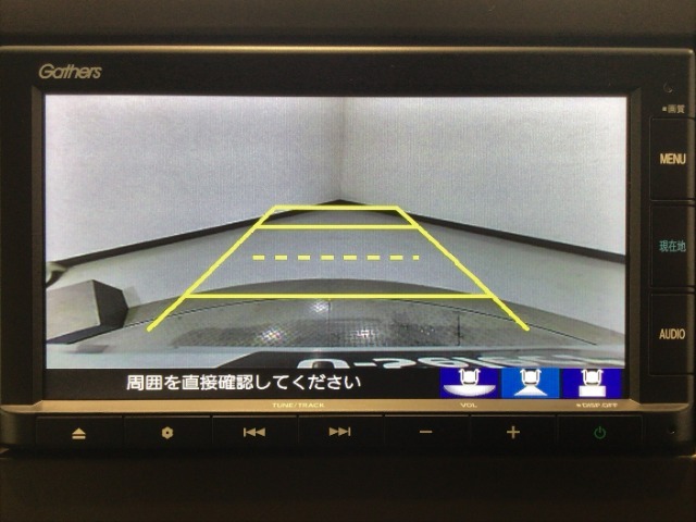 【バックカメラ】運転が苦手な方も車庫入れラクラクです！ギアをリバースに入れれば自動的に切り換わりますので、面倒な操作は不要です♪狭い駐車場もお車を傷つけず安心ですね！