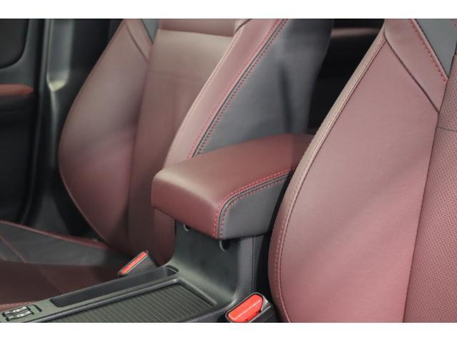 シックな落ち着きとエモーショナルな躍動感を漂わせるボルドーのインテリア！上質な本革シートを採用！