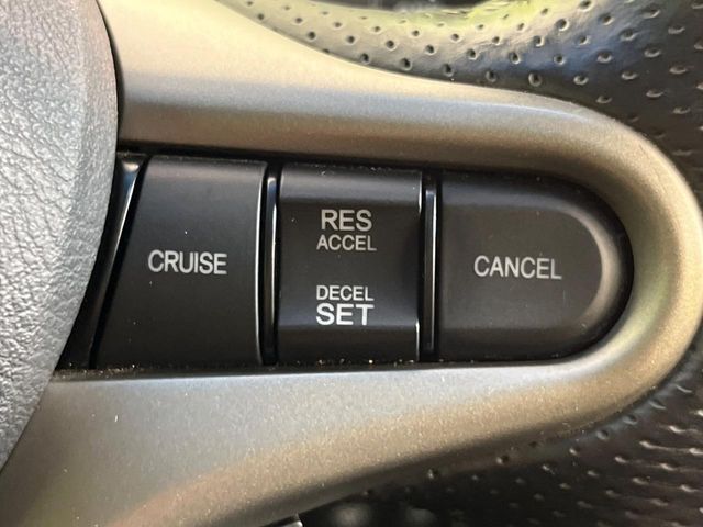 【クルーズコントロール】高速道路もラクラク走行。アクセルを離しても一定速度で走行ができ、長距離運転時の負担を軽減！加速・減速も簡単なスイッチ操作で調整できます。