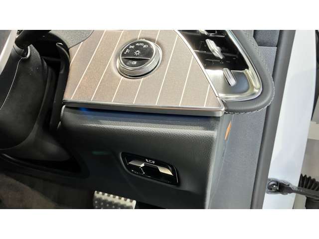 ウィンカー内蔵ドアミラーを開発したのは『メルセデス・ベンツ』です。他車からの視認性が高まり、事故の可能性を低減させています。更に、点灯部分はドライバーの視界に入らないように設計されています。