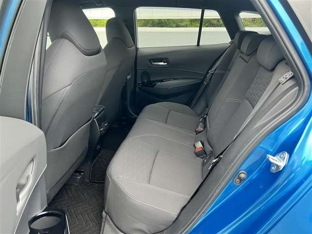 ゆとりある広々とした車内空間は、ドライブを始め買い物やレジャーなど、幅広く活躍します。一人でもみんなとでもお出かけを楽しみましょう！